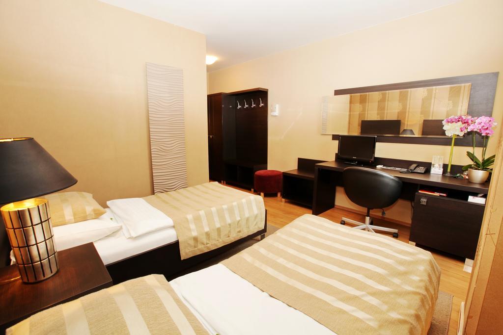 City Hotel Nitra With Free Parking Ruang foto
