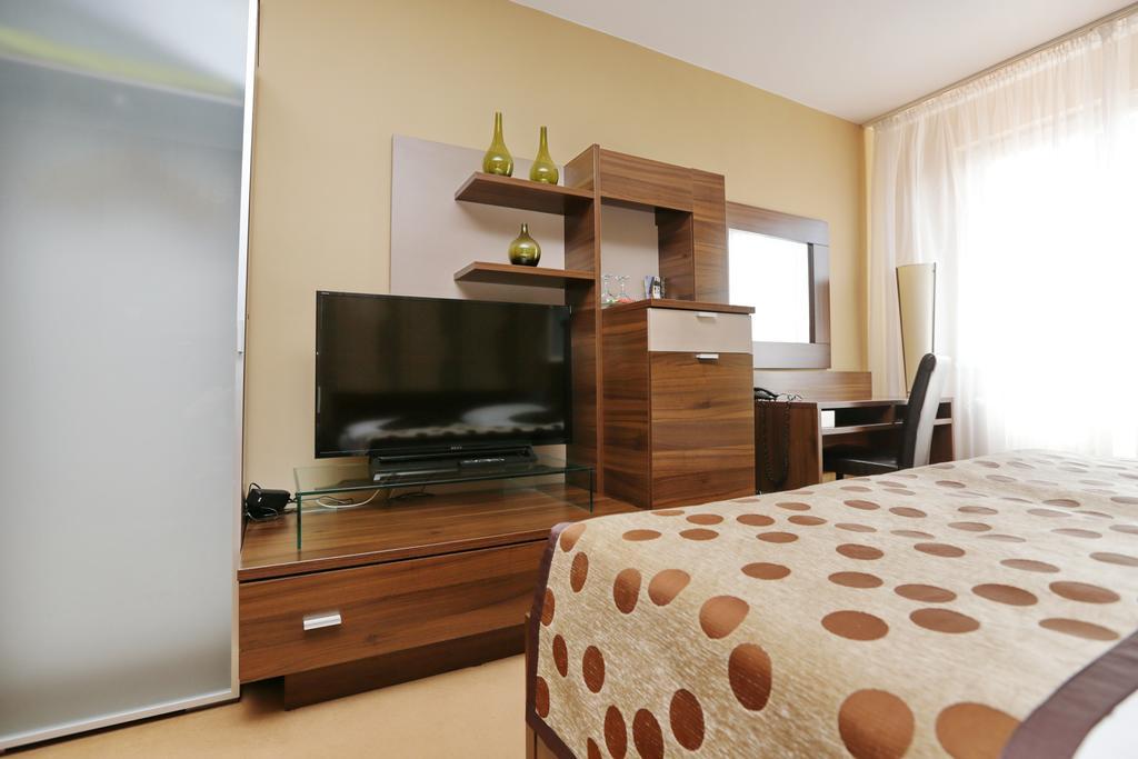 City Hotel Nitra With Free Parking Bagian luar foto